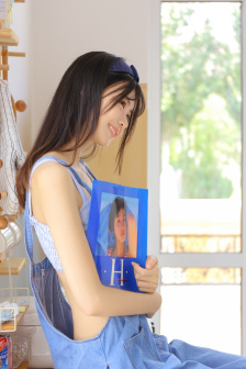 女性の乳頭を凸起しています